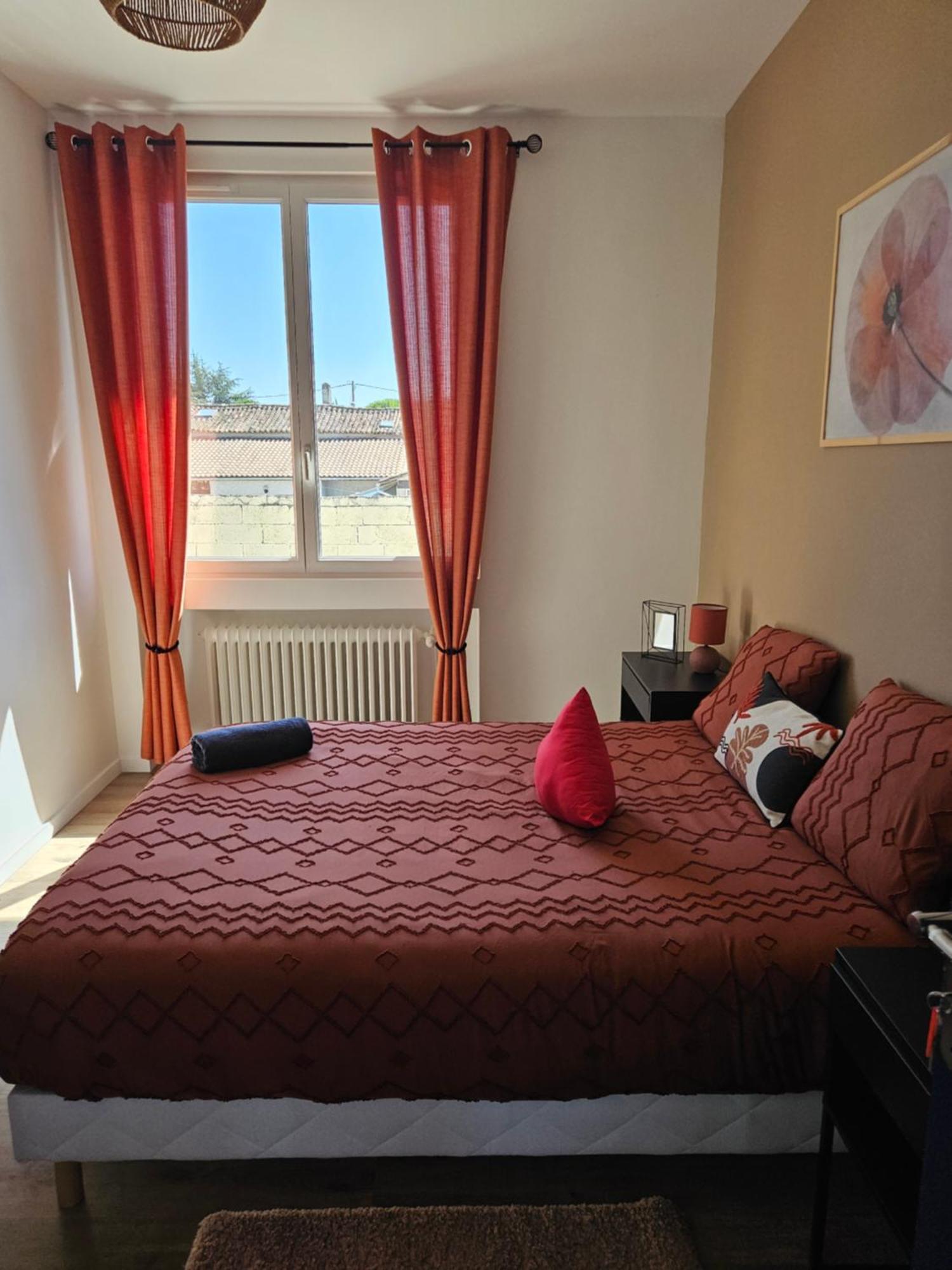 Maison Spacieuse Privatisee Ou A La Chambre - Places De Parking Saint-Michel  Dış mekan fotoğraf